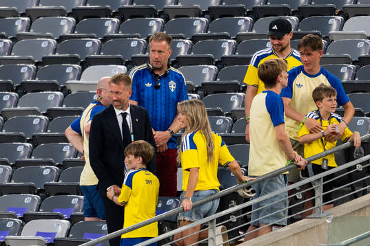 Head coach Graham Potter of Sweden with his wife Rachel