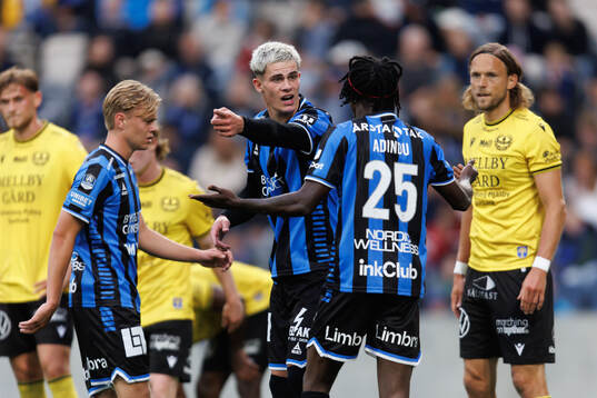 Sirius Robbie Ure i diskussion med Odera Samuel Onuchukwu