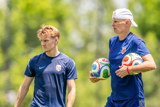 Martin Ødegaard and Ståle Solbakken, head coach of the