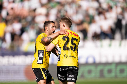 Elfsborgs Julius Magnusson och Ari Sigurpálsson jublet