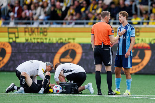 Djurgårdens Miro Tenho i samtal med domaren