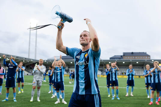 Djurgårdens Kristian Lien jublar framför klacken