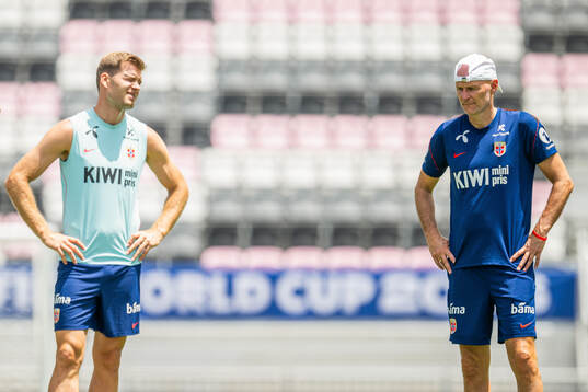Alexander Sørloth and Ståle Solbakken, head coach of the