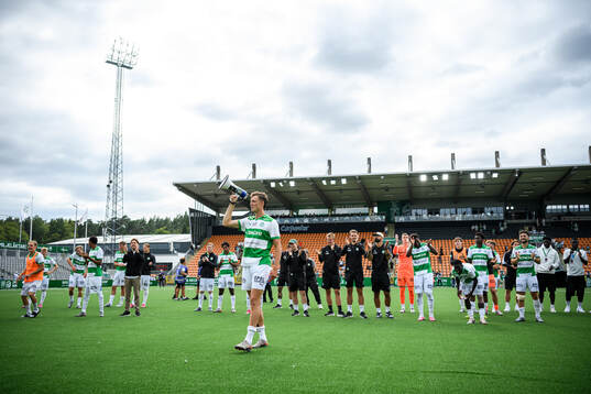 Västerås Mikkel Ladefoged jublar med lagkamrater