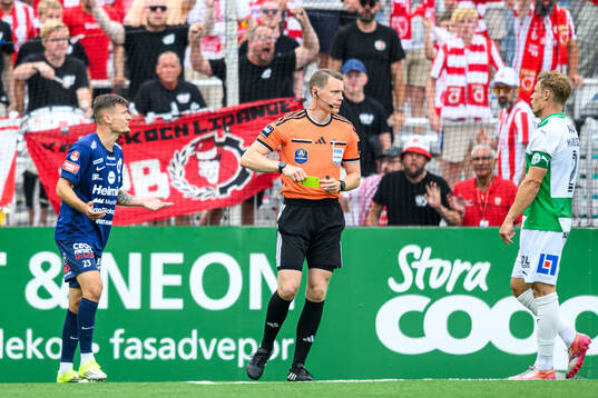 Degerfors Robin Dzabic tilldelas gult kort av Domare Oscar
