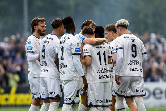 Sirius Isak Bjerkebo jublar med lagkamraterna