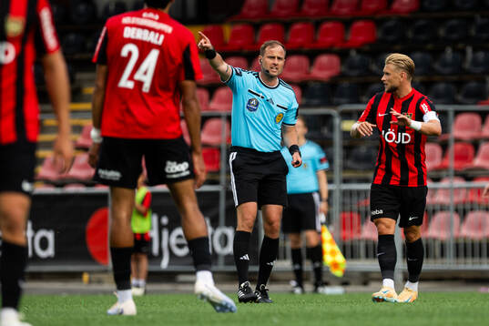 Domare Richard Sundell och Brommapojkarnas Simon Strand