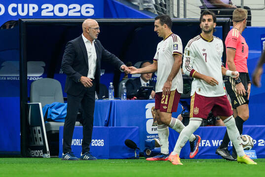 Head coach Luis De La Fuente Castillo and Mikel Oyarzabal