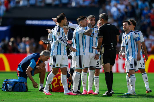 Enzo Fernandez of Argentina reacts towards Referee Slavko