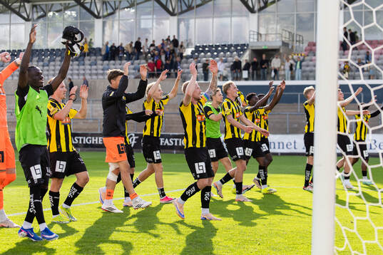 Häckens spelare jublar