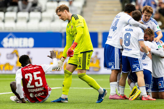 Sandvikens Valassina Solo Diomande och målvakt Otto