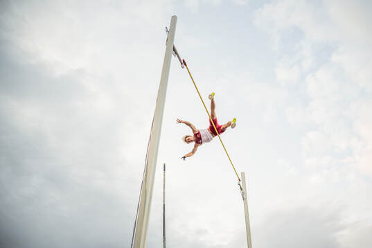 Sondre Guttormsen clears 6.00 meters in men’s pole vault
