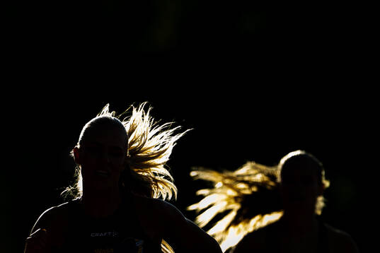 The silhouettes of Pernille Karlsen Antonsen and Malin