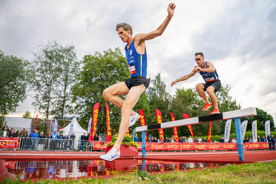 Kristoffer Petersen Skonnord and Vebjørn Hovdejord compete
