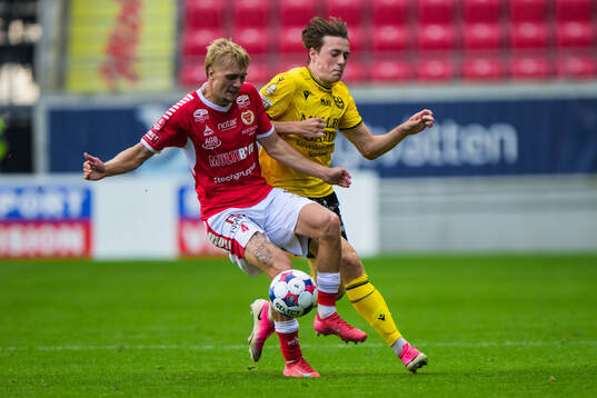 Kalmars Rony Jansson och Mjällbys Elliot Stroud