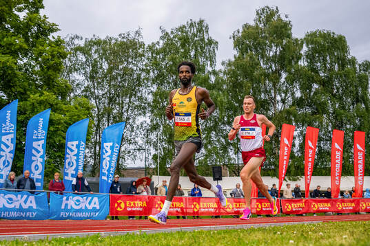Zerei Kbrom Mezngi and Sondre Nordstad Moen compete in