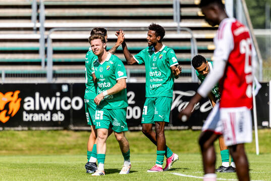 Ljungskiles Abdishakur Bashir Omar har gjort 2-0 och jublar