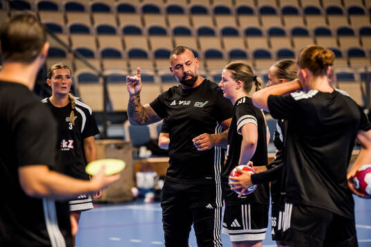 Assisterande tränare Zoran Buzdika och spelarna