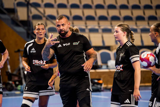 Assisterande tränare Zoran Buzdika och spelarna
