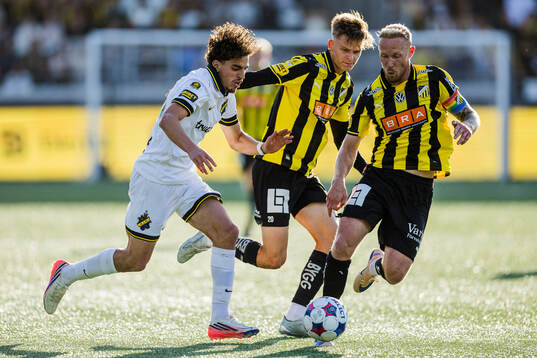 AIKs Taha Ayari, Häckens Adrian Svanbäck och Mikkel