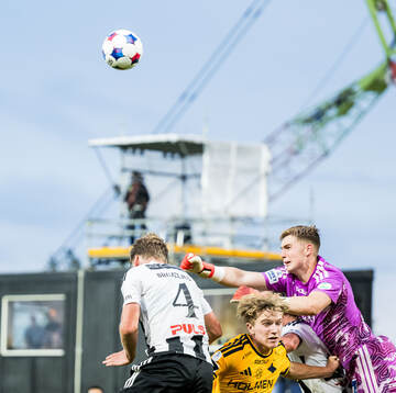 Landskronas Gustaf Bruzelius och IFK Norrköpings målvakt