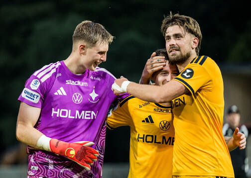 IFK Norrköpings målvakt Theo Krantz och Tim Prica jublar