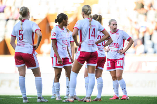 IK Uppsalas Johanna Dimberg deppar med lagkamrater