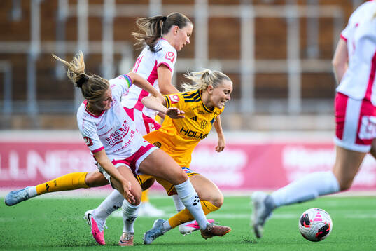 IK Uppsalas Ebba Ronquist och Stina Leffler mot IFK