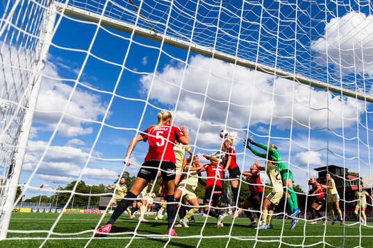 Brommapojkarnas målvakt Clara Ekstrand agerar på en hörna