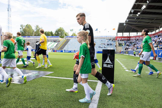IFK Norrköpings målvakt Theo Krantz med sin lillasyster