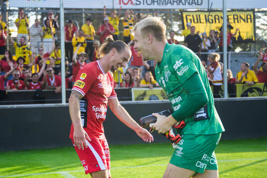 Elfsborgs Niklas Hult och målvakt Isak Pettersson jublar