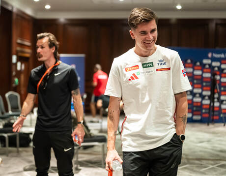 Henrik Ingebrigtsen behind his brother Jakob Asserson