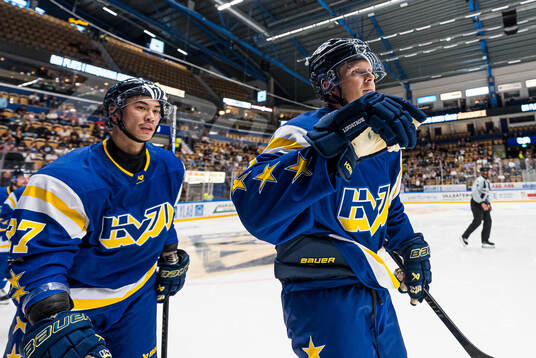 HV71s Jonathan Ang och Linus Lindström jublar