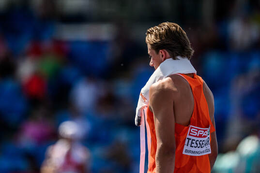 Jeff Tesselaar of Netherlands with a cooling blanket