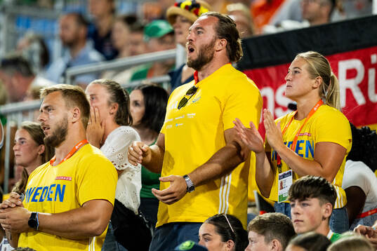 Wictor Petersson and Fanny Roos of Sweden cheering for
