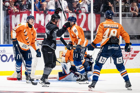 Malmö Redhawks Petter Vesterheim jublar