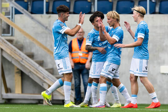 Gefles Adem Sipic (v) gör 2-0 och gratuleras av lagkamrater