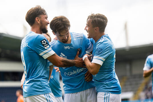 Gefles Lukas Vikgren gör 1-0 och gratuleras av lagkamrater
