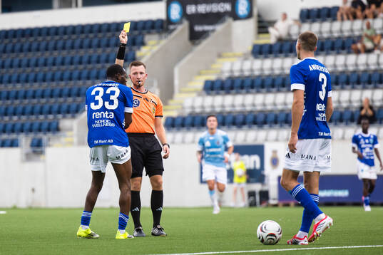 Umeå FCs Jerry Essombe Mambingo får gult kort av Domare