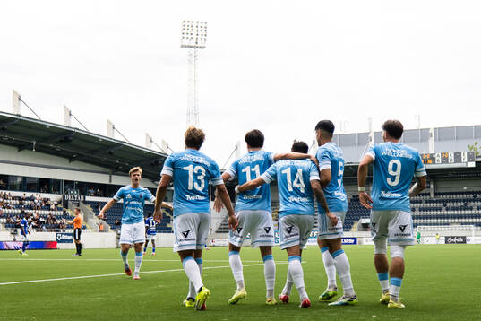 Gefles Lukas Vikgren gör 1-0 och gratuleras av lagkamrater