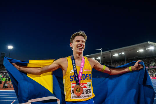 Andreas Almgren of Sweden celebrates winning gold in men's