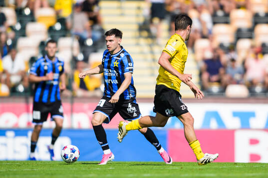 Sirius Isak Bjerkebo och Mjällbys Jesper Gustavsson