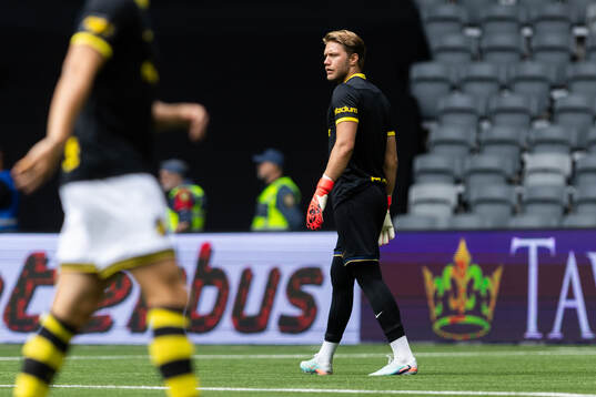 AIKs målvakt Kalle Joelsson värmer upp