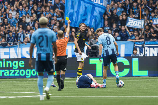 AIKs Wilmer Olofsson tilldelas ett gult kort