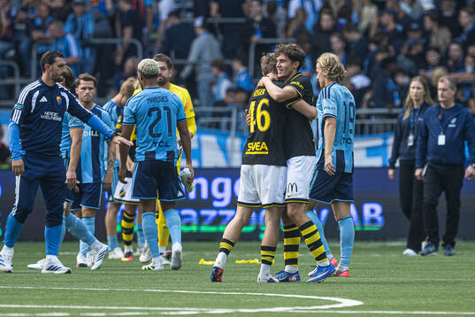 AIKs Yannick Geiger  och Linus Järeteg jublar