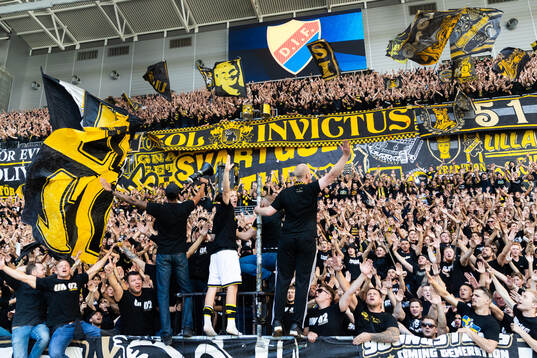 AIKs Sixten Gustafsson jublar med supportrar