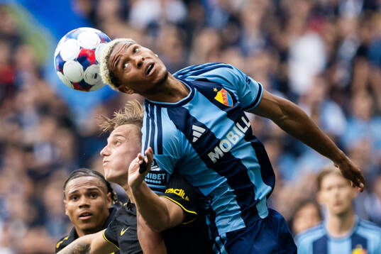 Djurgårdens Mikael Marques och AIKs Linus Carlstrand