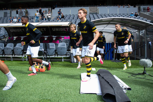 Spelare ur AIK äntrar planen