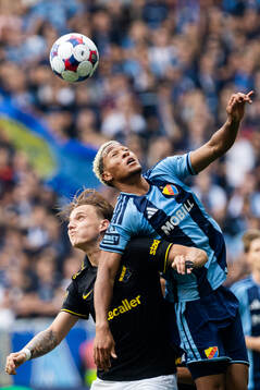 Djurgårdens Mikael Marques och AIKs Linus Carlstrand
