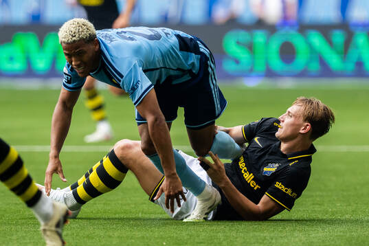 Djurgårdens Mikael Marques och AIKs Linus Carlstrand
